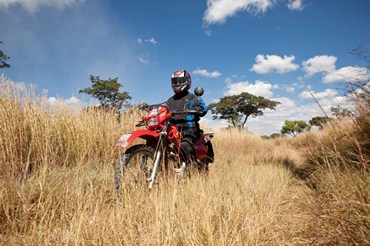Les médicaments sont livrés à moto dans les pays d'Afrique où la circulation est difficile avec des moyens traditionnels