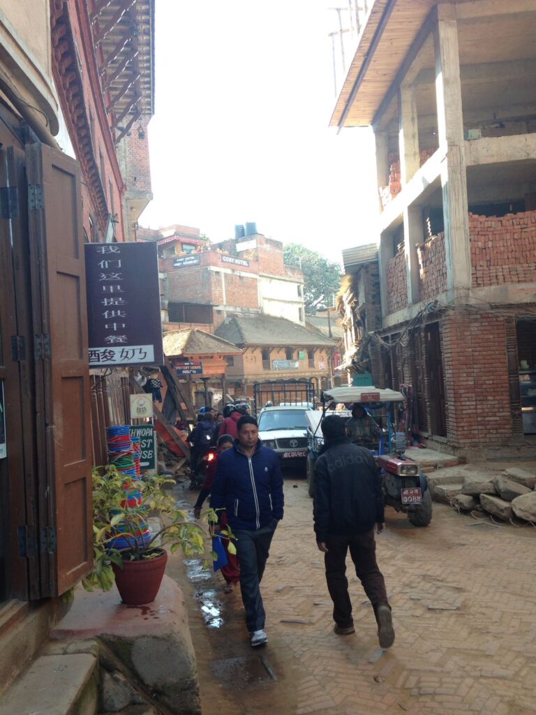 Aller au Népal c’est aussi regarder une vérité en face, celle de la pauvreté, le manque d’infrastructures, les ombres du capitalisme