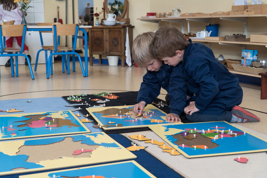 Les enfants sont très concentrés sur ce qu'ils font et déploient beaucoup d'attention à leur tâche.