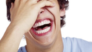 En général, le simple fait de partager les éclats de rire peut être plus important que le contenu spécifique de la plaisanterie.