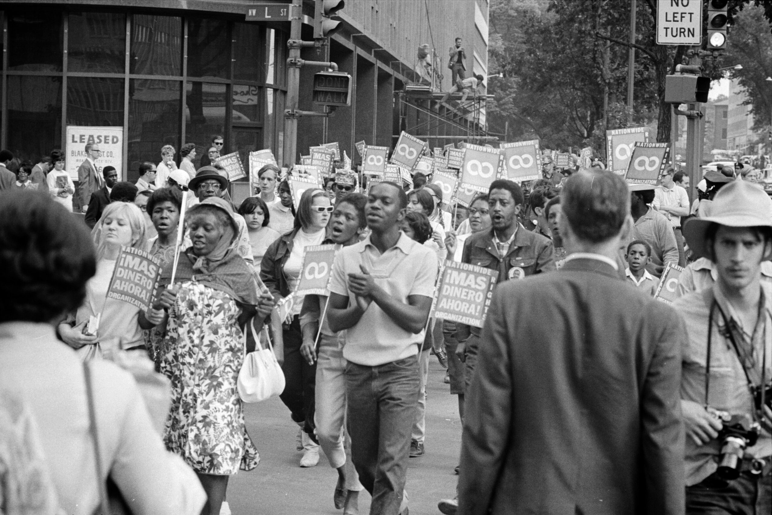 Les méthodes de non-violence active (sit-in, marches de protestation) remportèrent l’adhésion fervente de nombreux Noirs et Blancs libéraux.