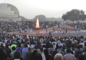 À l'occasion du cinquantenaire d'Auroville, des visiteurs sont venus du monde entier assister à l'évènement