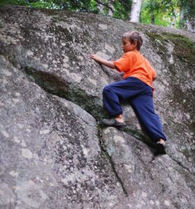 Pour éviter tout risque d’accident ou de maladie, les enfants n’ont le droit ni de grimper aux arbres, ni d’escalader les rochers, ni de patauger dans l’eau. 
