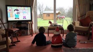 Dès tout petits, on installe les enfants devant la télé où ils regardent, fascinés, des émissions conçues pour eux.