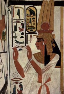 Aux côtés du pharaon ou elles-mêmes pharaons, les reines doivent maintenir l’unité de leur pays (entre la Haute et Basse Égypte), l’unité du peuple, l’union entre le ciel et la terre. 