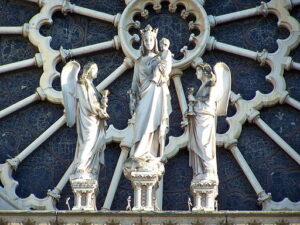 Toutes les cathédrales de France, au XIIe siècle, sont dédiées à Notre-Dame. La Vierge s’introduit dans la piété de l’époque : elle évoque la souveraineté, la victoire mais aussi l’idée d’incarnation.